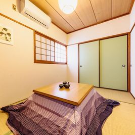 冬期にはこたつをご用意しております - GBL HOUSE OSAKA 新世界激近/素敵な戸建て貸切/駐車場有の室内の写真