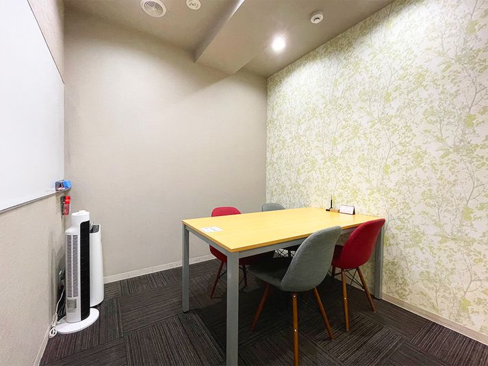 完全個室の4名用会議室です。 - BIZcomfort名古屋伏見 4名用会議室の室内の写真