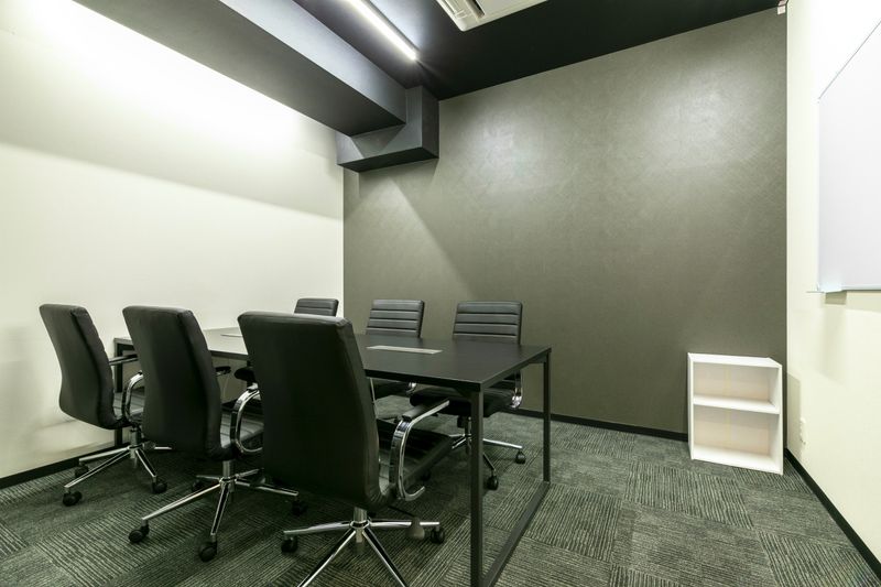 完全個室の6名用会議室です。 - BIZcomfort名古屋名駅南 完全個室 6名用会議室の室内の写真