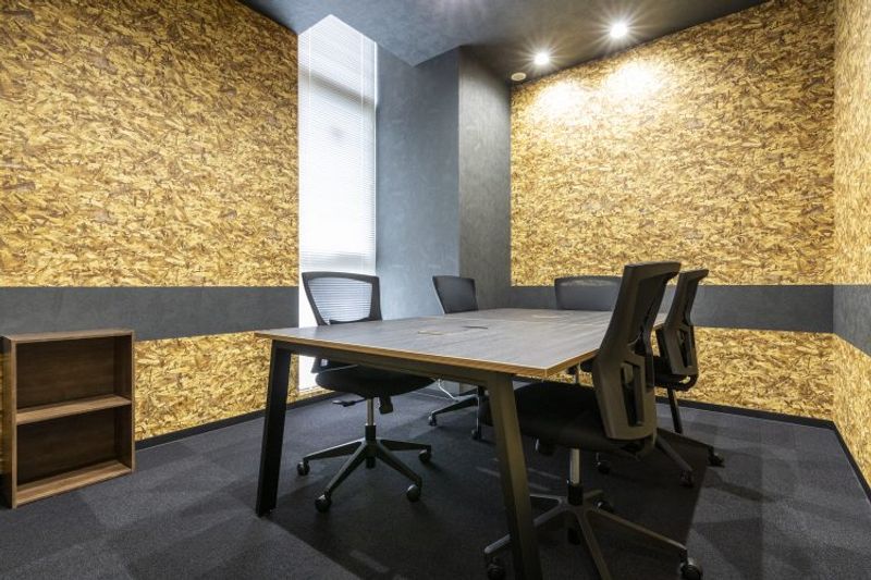 【2020年5月20日 OPEN】完全個室の5名用会議室(FreeWi-Fi・ホワイトボード・空気清浄機) - BIZcomfort 志木 5名用会議室の室内の写真