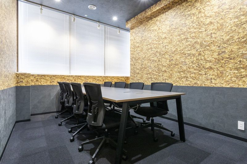 【2020年5月20日 OPEN】完全個室の8名用会議室(FreeWi-Fi・MAXHUB・空気清浄機) - BIZcomfort 志木 8名用会議室の室内の写真