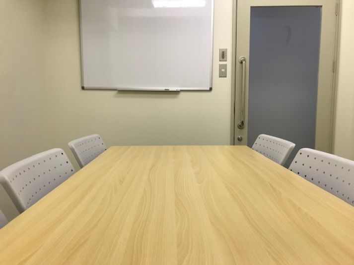 うめきた会議室713（6名着席） - 共栄実業(株)　三栄ビル