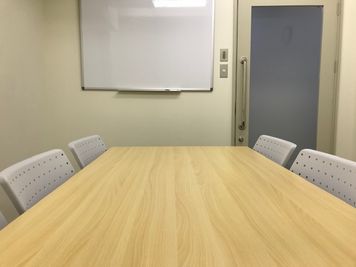 共栄実業(株)　三栄ビル うめきた会議室713（6名着席）の室内の写真