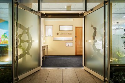 正面エントランス - アニバーサリークルーズ 会議室フルールの入口の写真