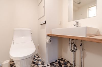 洗面台、ウォシュレット付きトイレ - どやねんホテルズ バクロ レンタルスペース type Nの設備の写真