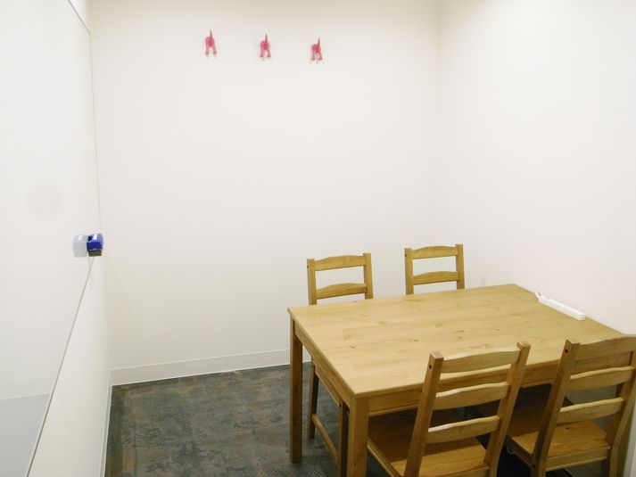 4人着席可 - レンタルスペース 　パズル浅草橋 セミナールーム・貸し会議室2Aの室内の写真