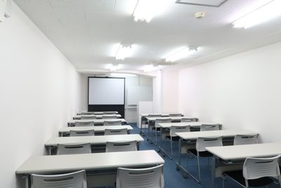 プロジェクタースクリーン設置 - レンタルスペース 　パズル浅草橋 セミナールーム・貸し会議室3Cの室内の写真