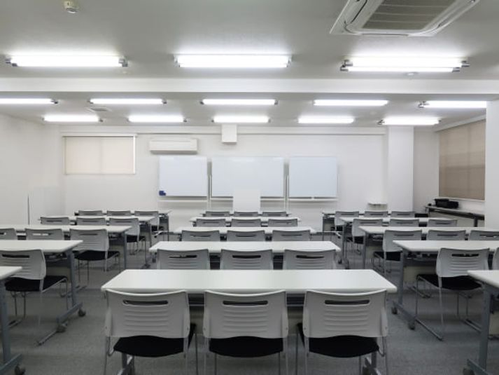 セミナースクール形式45名 - レンタルスペース 　パズル浅草橋 セミナールーム・貸し会議室3Bの室内の写真