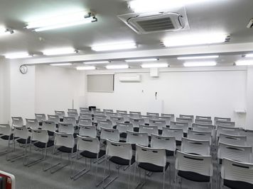 椅子のみ形式70名 - レンタルスペース 　パズル浅草橋 セミナールーム・貸し会議室3Bの室内の写真