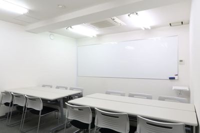 グループ形式 12名 - レンタルスペース 　パズル浅草橋 セミナールーム・貸し会議室3Aの室内の写真
