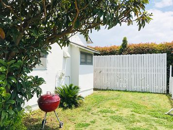 車が2台止められる大きさの庭があります。 - 131 HOUSE レンタル撮影スタジオの外観の写真