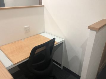 【閉店】コワーキングスペース和と匠の時 ブース席（固定席・半個室タイプ）の室内の写真