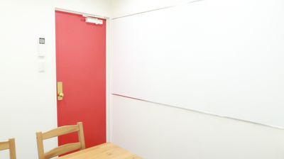 壁式ホワイトボード常設
 - レンタルスペース 　パズル浅草橋 セミナールーム・貸し会議室2Aの室内の写真