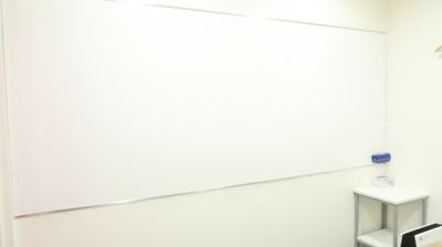 壁式ホワイトボード(常設) - レンタルスペース 　パズル浅草橋 セミナールーム・貸し会議室2Aの設備の写真