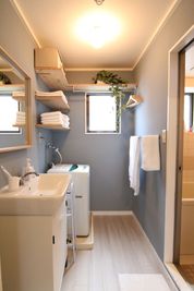 綺麗な洗面所。奥にはバスルームがあります。 - 【GHON】便利な立地の戸建貸切 戸建て貸切　#201の室内の写真