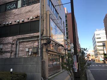 ビルを横から見た画像です。奥の右側はもうJR新潟駅の万代口となります。 - G studio レンタルスタジオ・貸スタジオ・レンタルスペースの外観の写真