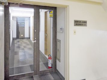 鶴見駅前ホール【加瀬の貸し会議室】 第二会議室の入口の写真
