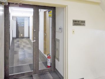 鶴見駅前ホール【加瀬の貸し会議室】 第一会議室の入口の写真
