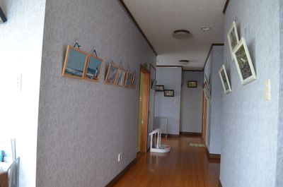 ２階展示コーナー - 里海荘 ネイチャーフォトギャラリーの室内の写真