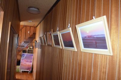 １階展示コーナー - 里海荘 ネイチャーフォトギャラリーの室内の写真