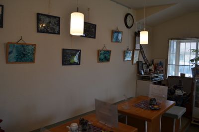 会合室の展示コーナー - 里海荘 ネイチャーフォトギャラリーの室内の写真