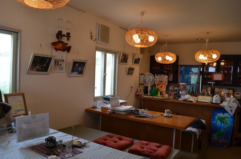 会合室（２０名着席可能）から見たカウンター - 里海荘 ネイチャーフォトギャラリーの室内の写真