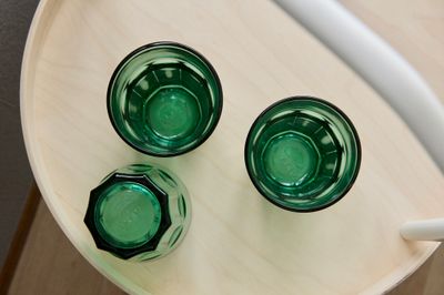 グラスも4個ご用意しています。レトログリーンの可愛いうつわです。 - mamespaceの設備の写真