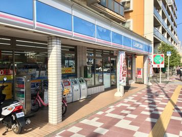 徒歩1分の距離にローソンとローソン100があります。小腹が空いた時に。 - mamespaceのその他の写真