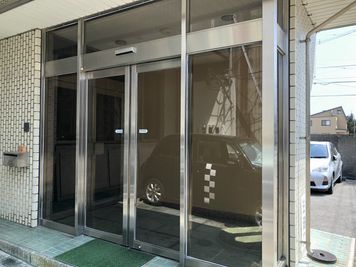 まちなか和風処・花水木 １階和室１８畳の入口の写真