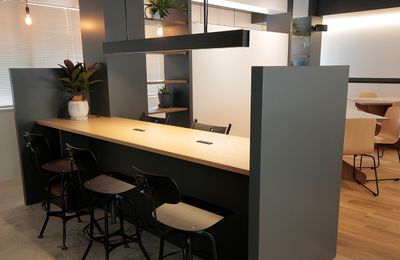 6名規模の打合せテーブル。 - ScribbleOsakaLab 貸しオフィス・スタジオの室内の写真