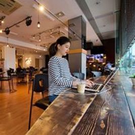 カウンター席も道路側にあります。
道路側のブラインドを閉じ、パーテーションを設置すると、外から中は見えなくなります。
カウンター席には、２口コンセントが９箇所設置されています。 - Paz Coffee Shop レンタルスペースの設備の写真