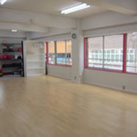 STUDIO C5 駅近！窓の大きい明るいダンススタジオの室内の写真