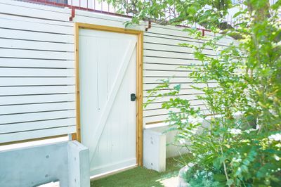 木製玄関ドアの裏側はナチュラルドアで雰囲気◎ - N-studio 庭付き自然光ハウススタジオの入口の写真