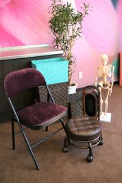 骨格模型（85cm）、折り畳みチェア2脚、冷温風機、バスケット6個、施術スツール - Lucky⭐︎star 多目的スペースの設備の写真