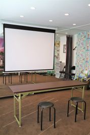 プロジェクター用スクリーン（縦122cm、幅164cm）プロジェクターなし - Lucky⭐︎star 多目的スペースの設備の写真