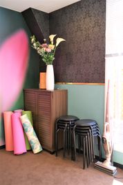 ヨガマットや丸椅子、お洒落な加湿器、掃除機もご準備しております。 - Lucky⭐︎star 多目的スペースの設備の写真