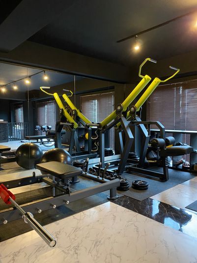 充実のトレーニング器具と広々スペース - レンタルスペース「KARARO」 レンタルスタジオの室内の写真