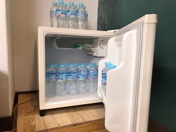 冷蔵庫がありますので、飲み物を冷やしておけます（水はありません） - イイスタジオ レンタルスタジオ（３階）の設備の写真