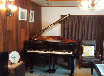 YAMAHA C2L
グランドピアノ（３本ペダル） - グランドピアノサロン 風の音 グランドピアノ利用（３名様以上）の設備の写真