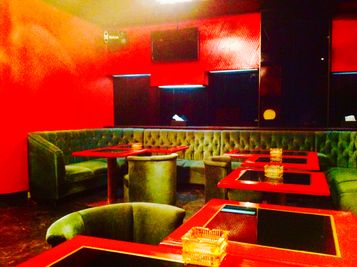 ゆったりソファー席 - BAR Chuto 広々カラオケBARを様々な用途での室内の写真