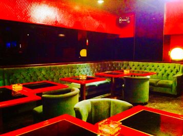 ゆったりソファー席 - BAR Chuto 広々カラオケBARを様々な用途での室内の写真