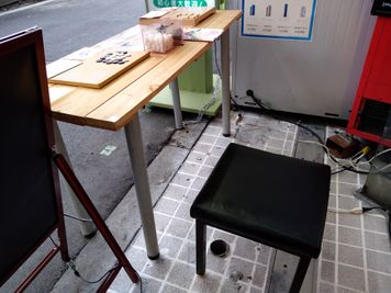 テーブルや椅子、コンセント等の店舗設備の貸出も可能です。冬場はヒーター等も。 - 【京橋】大京クラブｰレンタルスペース【DaikyoClub】 【 京橋‐軒先スペース 】プロモーションスペース👫の設備の写真