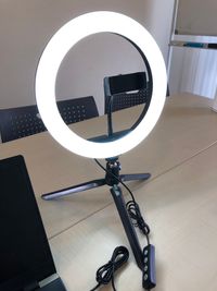 リングライトを点灯すると明るい - MEETINGROOM 85 貸会議室/個室/8名/清潔/格安の室内の写真