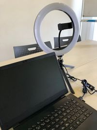 Web会議などで使えるリングライトがあります - MEETINGROOM 85 貸会議室/個室/8名/清潔/格安の室内の写真