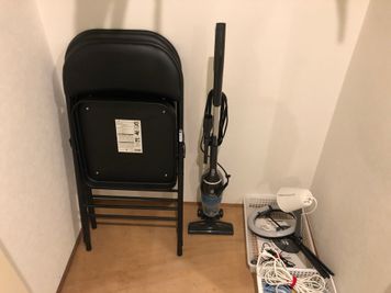 クローゼットには予備椅子×2、掃除機、電源タップ、文房具 - MEETINGROOM 85 貸会議室/個室/8名/清潔/格安の室内の写真