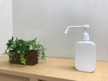 ※手指用消毒液、除菌スプレーを設置しました。 - ◆エブリグランデ新大阪◆ 貸会議室、多目的スペースの設備の写真
