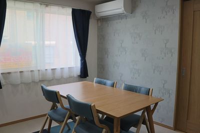 テーブル通常時
150×80
椅子４脚 - レンタルスペース　ムーミン 貸し会議室の室内の写真