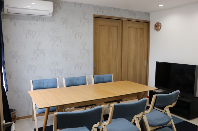 テーブル拡張時
180×80
椅子６脚 - レンタルスペース　ムーミン 貸し会議室の室内の写真