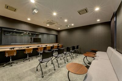 ➋撮影風景をモニタリングできるお部屋 - TGIマーケティング グループインタビュールーム赤坂Bの室内の写真