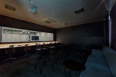 ➋撮影風景をモニタリングできるお部屋（調光可能） - TGIマーケティング グループインタビュールーム赤坂Bの室内の写真